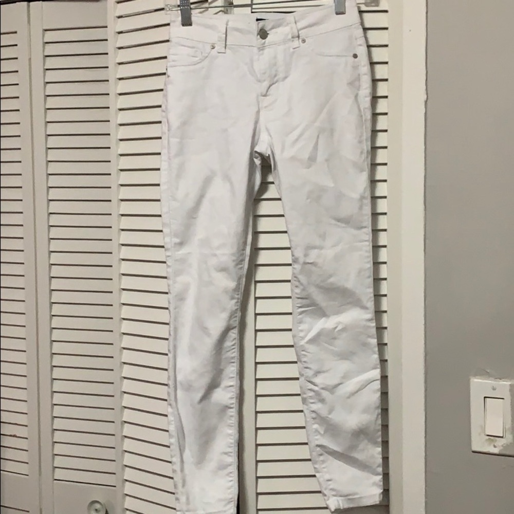 White skinny jeans in size 0